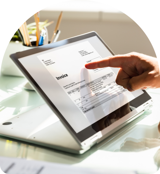 Mano señalando una laptop